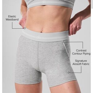 Alo Yoga 4" Alosoft Heart Throb Short - Athletic
Heather Grey/White Size Large